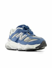 Baskets New Balance bleu et gris avec semelle intermédiaire blanche, semelle extérieure noire, panneaux en maille et lacets élastiques avec fermeture à bouton.