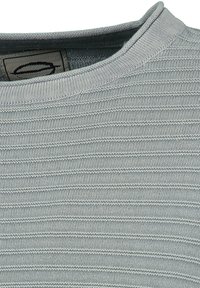 Maglione grigio a maglia con una texture a coste, dotato di scollo rotondo e sottili strisce orizzontali. Realizzato in un tessuto confortevole.