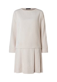 Hellbeige, geripptes zweiteiliges Outfit bestehend aus einem Langarmoberteil und einem plissierten Rock, gefertigt aus weichem, strukturiertem Stoff.