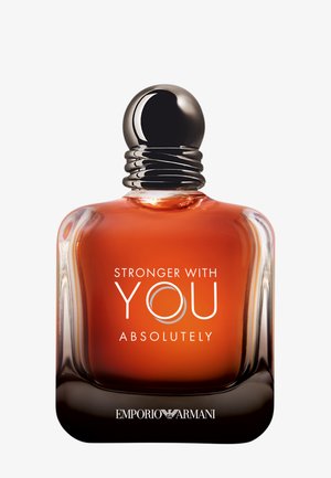 Przezroczysta szklana butelka perfum z zaokrągloną czarną nakrętką. Zawiera bursztynowy płyn. Etykieta z napisem "Stronger With You Absolutely" i logo marki.