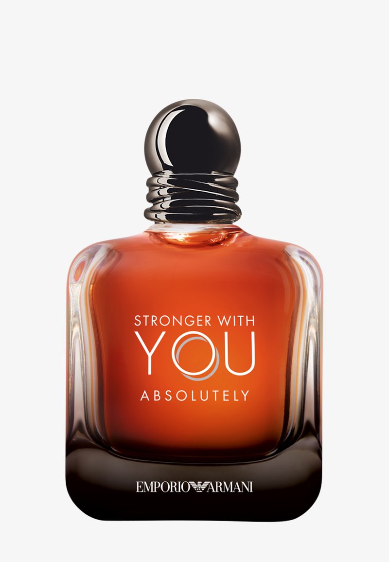 Genomskinlig glasparfymflaska med en rund svart kork. Innehåller bärnstenfärgad vätska. Etiketten läser "Stronger With You Absolutely" och har varumärkets logotyp.