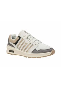 Zapatilla deportiva con parte superior de malla blanca y ante gris, acentos beige, cinco superposiciones a rayas y suela de goma. Presenta un diseño con cordones.