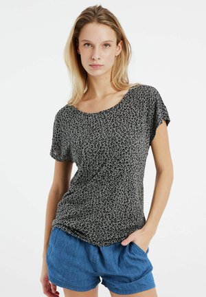 Top a maniche corte con stampa leopardata nera e grigia, dalla vestibilità morbida e con scollatura ampia, abbinato a pantaloni blu con un design rilassato.