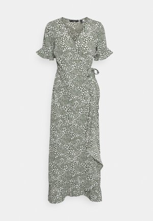 Grünes Wickelkleid mit weißen abstrakten Flecken, kurzen Volantärmeln, V-Ausschnitt und seitlichem Bindegürtel, mittellang.