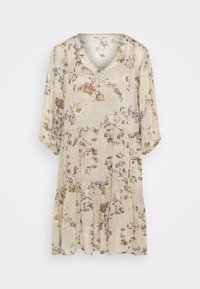 Vestido con estampado floral en crema con acentos en marrón y dorado; presenta un escote en V, mangas de tres cuartos y un diseño de falda en capas.