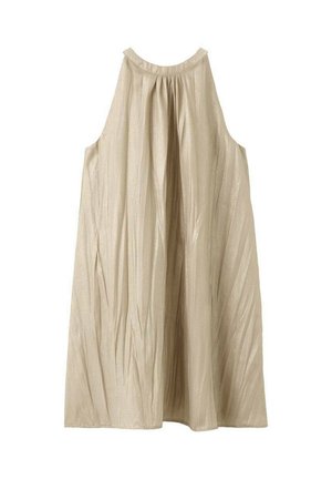 Robe sans manches beige avec une texture plissée. Tissu doux et fluide, dotée d'un col haut et d'une silhouette ample sans fermetures visibles.