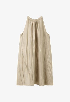 Robe sans manches beige avec une texture plissée. Tissu doux et fluide, dotée d'un col haut et d'une silhouette ample sans fermetures visibles.