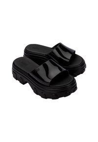 Sandali ciabatta neri in materiale lucido, con suola spessa e testurizzata, decorata da accenti arrotondati e una larga fascia sopra il piede.