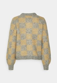 Maglione di lana con un motivo a scacchi in grigio e giallo senape. Presenta un collo rotondo e maniche a palloncino, superficie testurizzata. Vista posteriore.