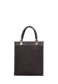 Borsa a tote nera intrecciata con accenti in pelle, dotata di due manici superiori e hardware in tonalità oro. Forma quadrata con finitura testurizzata e materiali a contrasto.