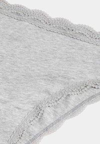 Grijze onderbroek gemaakt van zachte katoen met een geschulpte kantafwerking langs de randen, met een gladde textuur en elastische tailleband.