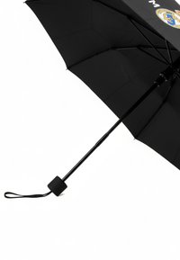 Zwarte paraplu met een gebogen handvat en een rubberen grip, met een logo op de kap. Het materiaal lijkt duurzaam met een gladde textuur.