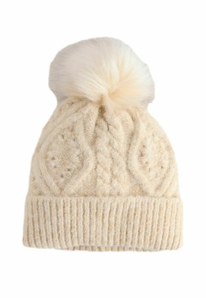 Strikket beige hue med et kabelmønster og en fluffy pompon på toppen. Har et struktureret bånd i bunden. Blødt uldmateriale.