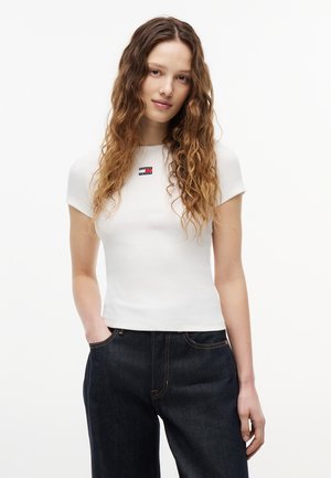 Tommy Jeans, SLIM BADGE TEE - Základné tričko - ecru