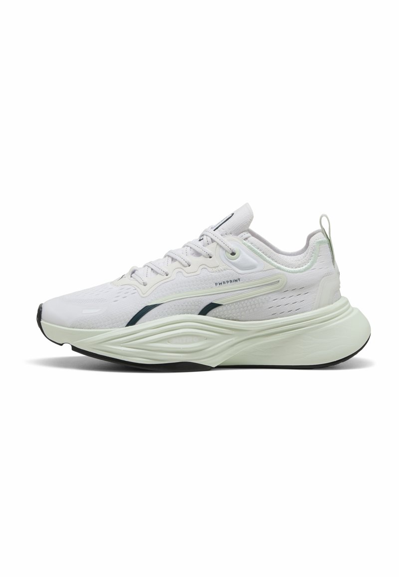 Scarpa da corsa bianca con tomaia testurizzata, suola arrotondata e sottili accenti verdi. Design leggero con materiali in mesh traspiranti.
