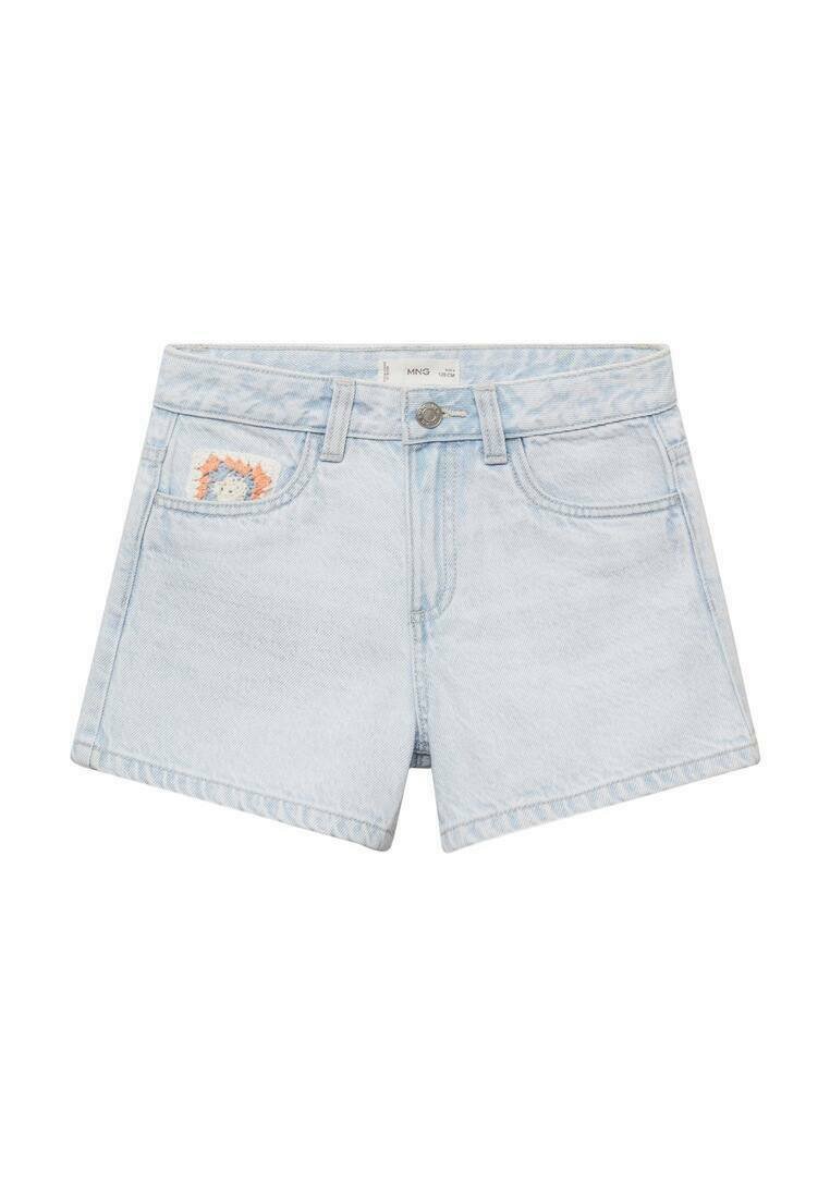 Svetlo modri jeans kratke hlače z zdelanim zaključkom, ki imajo vezenino na levem žepu in gumbasto zapiranje.