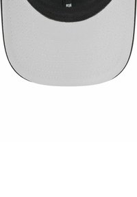 Schwarze und graue Kappe mit gebogenem Schild; aus einem Stoff mit strukturierter Oberfläche gefertigt. Das Innere zeigt ein Nähmuster und ein Etikett.