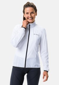 Weiße leichte Jacke mit hohem Kragen, Reißverschluss vorne und schwarzen Akzenten. Verfügt über elastische Bündchen und ein minimalistisches Design.