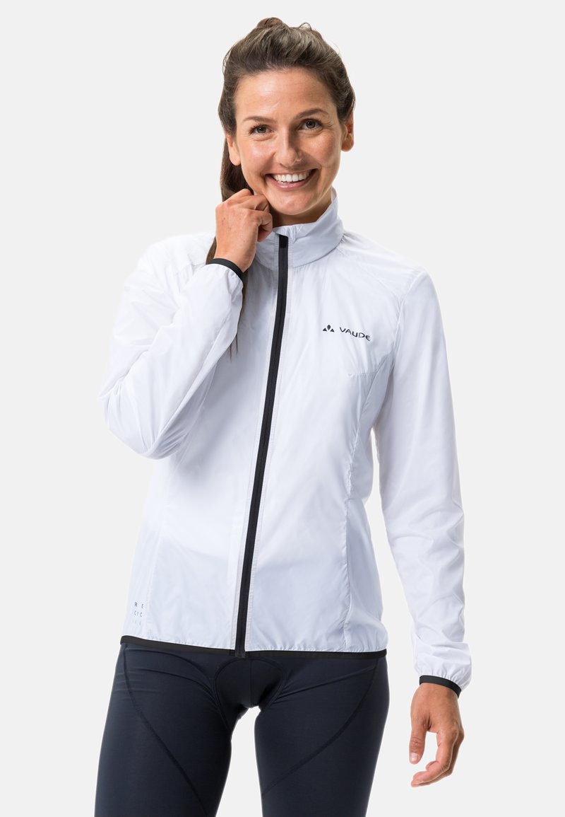 Weiße leichte Jacke mit hohem Kragen, Reißverschluss vorne und schwarzen Akzenten. Verfügt über elastische Bündchen und ein minimalistisches Design.