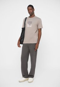 Armani Exchange Potiskana majica - driftwood