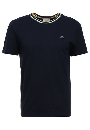 T-shirt en coton bleu marine avec col rond, orné d'accents à rayures multicolores et d'un logo vert sur la poitrine gauche. Manches courtes.
