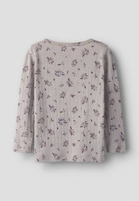 Jasnoszara bluzka z długim rękawem, wykonana z prążkowanej tkaniny z drobnymi kwiatowymi wzorami w odcieniach fioletu i różu rozmieszczonymi na całym materiale.