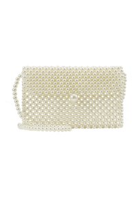 Hvid clutch-taske dækket af et gitter af små, glansfulde kunstperler. Har en rund lås og en aftagelig perlesnor.