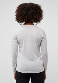 Langärmliges, hellgraues Shirt aus weichem Stoff, mit Rundhalsausschnitt und glatter Textur, mit schlichter Rückansicht.