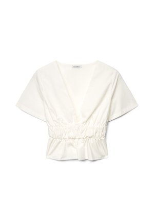 Blouse blanche à manches courtes avec col en V profond, taille élastique froncée et bas péplum légèrement évasé, présentée sur un fond blanc.