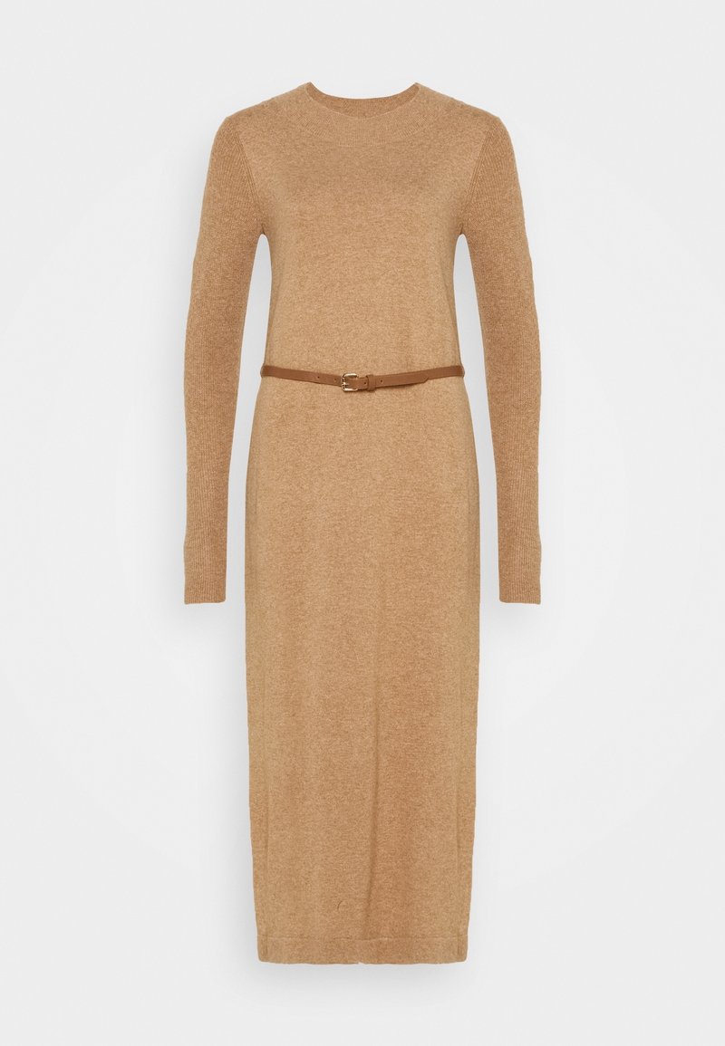 Robe midi en maille manches longues couleur camel, col rond, silhouette cintrée et fine ceinture marron à la taille.