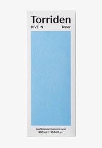 Torriden DIVE IN toner emballage har en overvejende hvid kasse med et tekstureret lyseblåt rektangel på fronten og sort tekst.