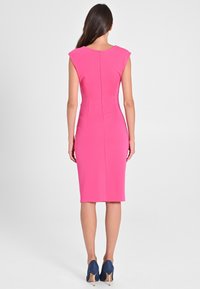 Tailliertes pinkes Kleid mit kurzen Ärmeln und knielangem Saum, ausgestattet mit einem Reißverschluss im Rücken und glattem, schnittgerechtem Material.