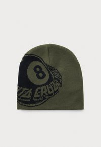 Olijfgroene gebreide beanie met een grote zwarte 8-bal en gedeeltelijk zichtbare tekstontwerp aan de voorkant.