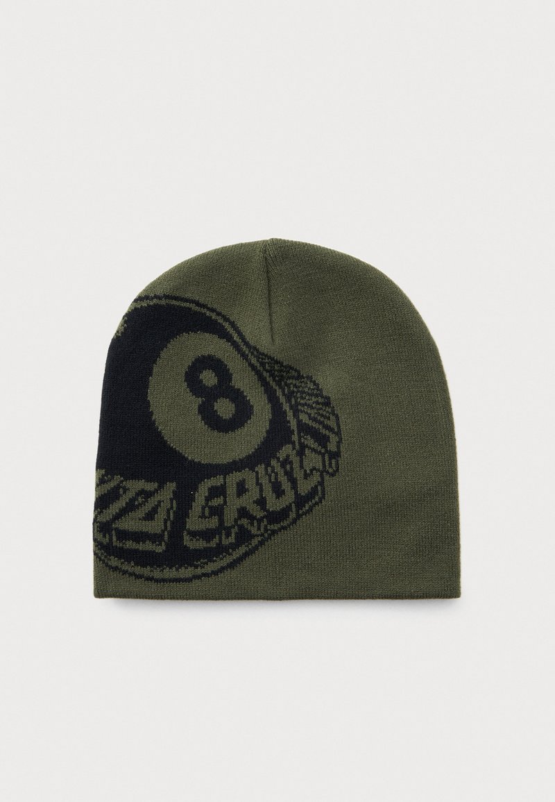 Olijfgroene gebreide beanie met een grote zwarte 8-bal en gedeeltelijk zichtbare tekstontwerp aan de voorkant.