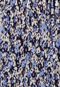 Vestido plisado con un estampado floral en tonos azules, marino y crema. Confeccionado en una tela ligera con un acabado texturizado.