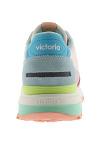 Zapatilla deportiva multicolor con parte superior de gamuza en rosa y azul, media suela blanca y suela de goma texturizada con acentos en verde y coral.