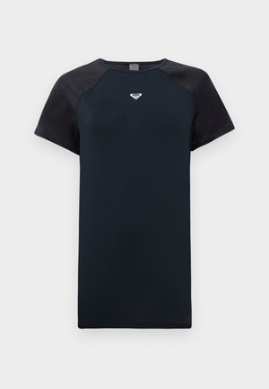 Korte mouwen marineblauw T-shirt met zwarte raglanmouwen, een gladde textuur en een centraal logo. Heeft een ronde halslijn en eenRelaxte pasvorm.
