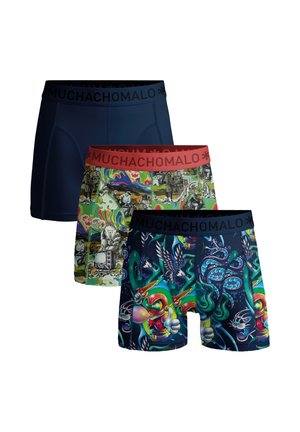 Tre boxer da uomo impilati; uno blu navy solido, uno astratto multicolore con banda in vita rossa, uno scuro con motivi colorati di cartoni animati e serpenti.