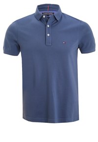 Námořnická modrá polo tričko vyrobené z bavlny s tříknoflíkovou légou, krátkými rukávy a malým vyšitým logem na hrudi.