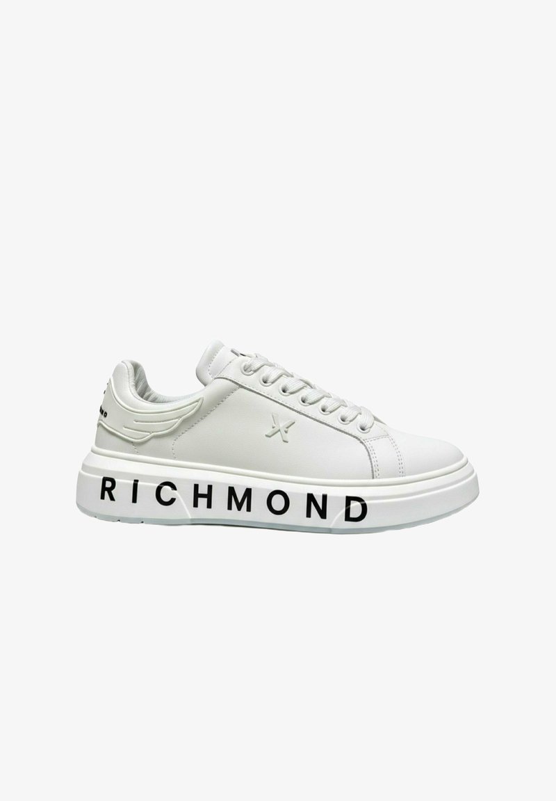 Sneaker bianca low-top con chiusura frontale con lacci, dettaglio a forma di ala in rilievo vicino al tallone e "RICHMOND" stampato in nero sulla suola spessa.