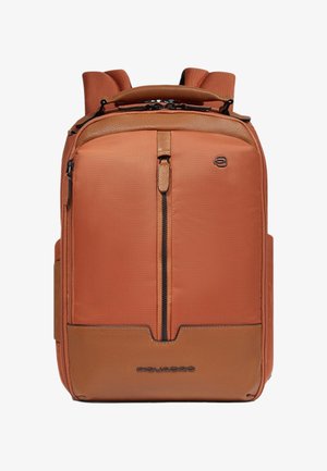 Rucksack aus hellbraunem und orangefarbenem Stoff mit glatten Lederakzenten, einem vorderen Reißverschluss, gepolsterten Trägern und einem oberen Tragegriff. Logo unten sichtbar.