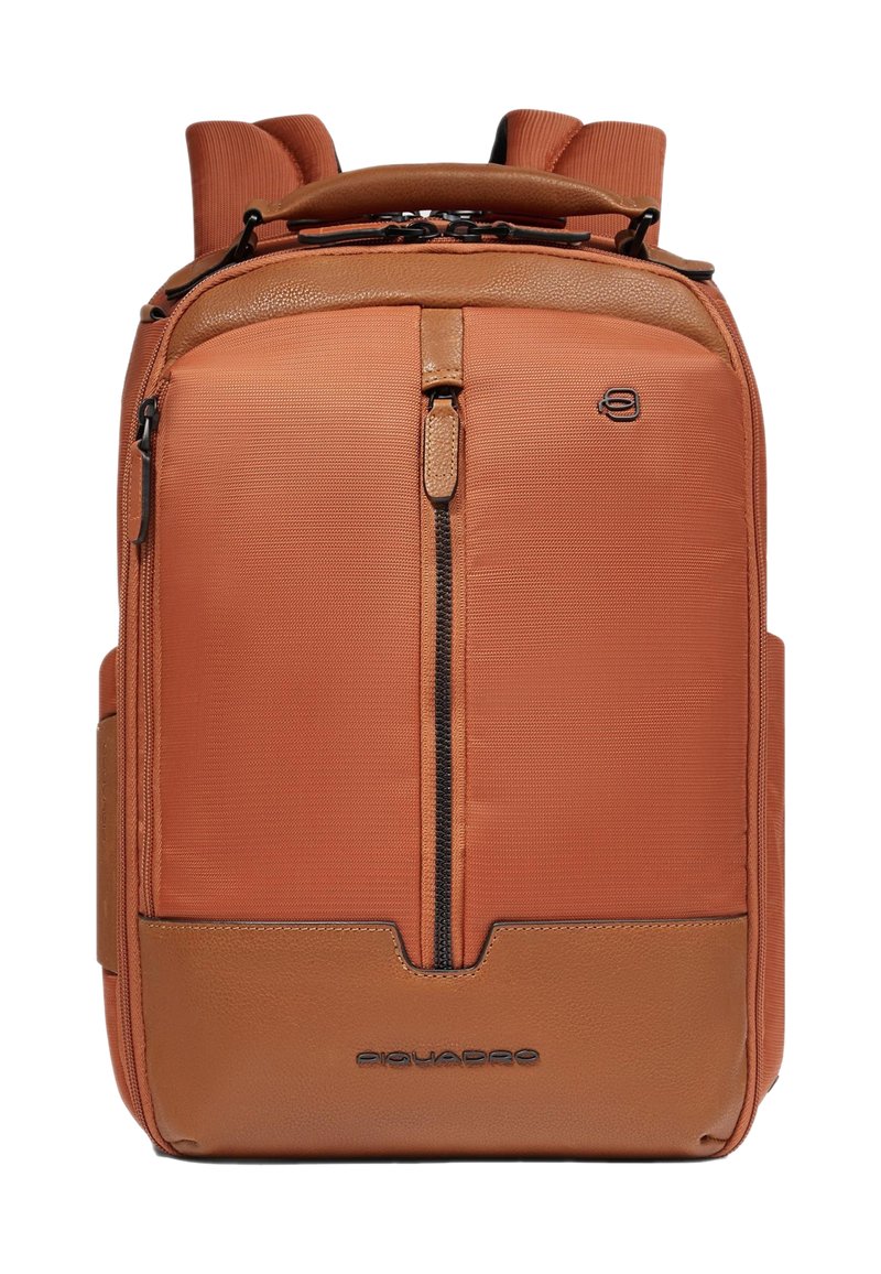 Zaino in tessuto color bronzo e arancione con dettagli in pelle liscia, zip frontale, spallacci imbottiti e manico superiore. Logo visibile sul fondo.