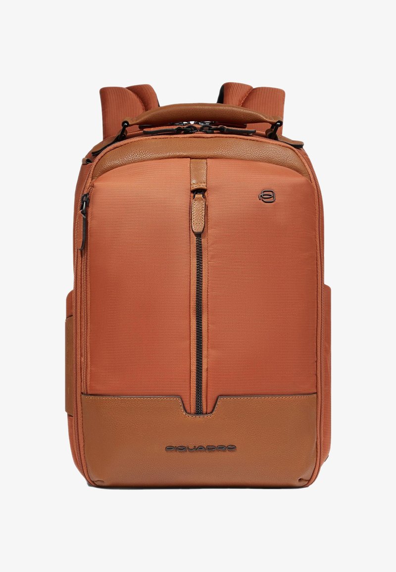 Zaino in tessuto color bronzo e arancione con dettagli in pelle liscia, zip frontale, spallacci imbottiti e manico superiore. Logo visibile sul fondo.