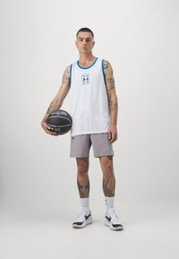 Under Armour BASELINE SHORT - Calções desportivos - tetra gray/black