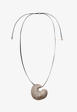 Pendentif argenté avec un design en spirale, surface texturée, suspendu à un cordon noir avec des accents en argent.