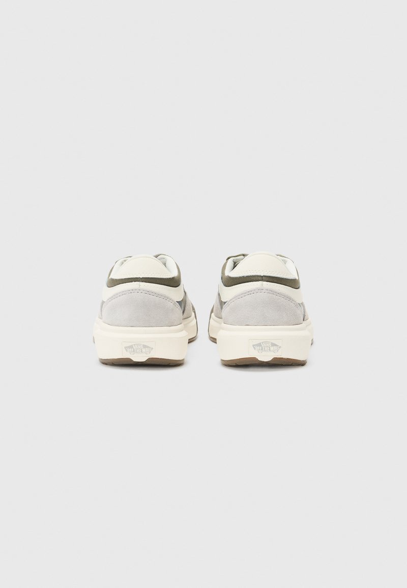 Grijze suède sneakers met witte accentdetails en een beige rubberen zool. Beschikt over een gewatteerde kraag en subtiele branding op de hiel.