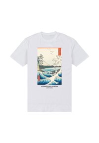 Biały bawełniany T-shirt z nadrukiem przedstawiającym niebieską falę, góry i drzewa. Pod wzorem znajduje się napis „Muzeum Ashmolean w Oksfordzie”.