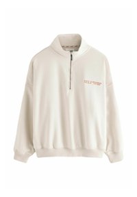 Valge lukuga sviiter, millel on kõrge krae, esiosas oranž brodeeritud "SELF ATHLEISURE EST. 2023" logo. Pehme materjal.