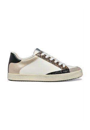 Zapatillas con una mezcla de cuero blanco, plata metálica, detalles en negro y estampado de leopardo marrón. Presentan una sección de glitter negro texturizado y cordones blancos.