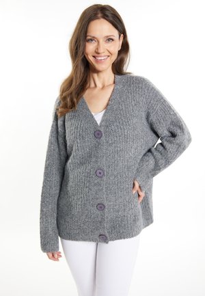 Grauer Strickcardigan mit V-Ausschnitt, ausgestattet mit fünf lila Knöpfen an der Vorderseite. Locker geschnitten, mit langen Ärmeln und gerippter Textur.